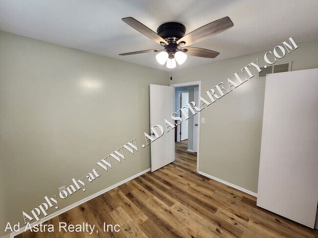 Building Photo - 2 br, 1.5 bath House - 3014 N 155th Ter.,