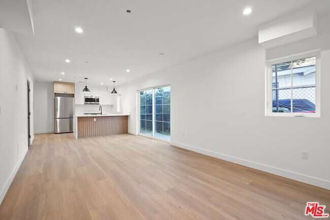 Primary Photo - 1331 N June St