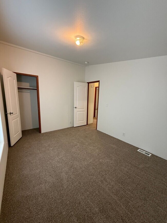 Building Photo - SPIRIT LAKE HOME (P#440)