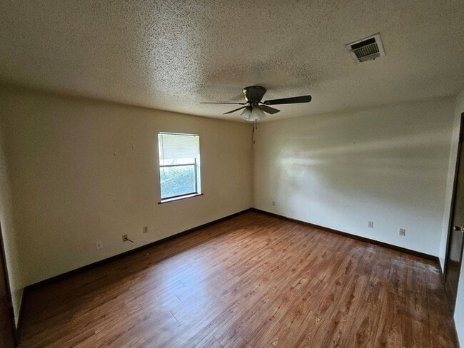 Building Photo - 130 Raymond Dr