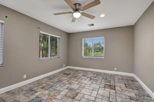 Building Photo - 1402 Cormorant Rd