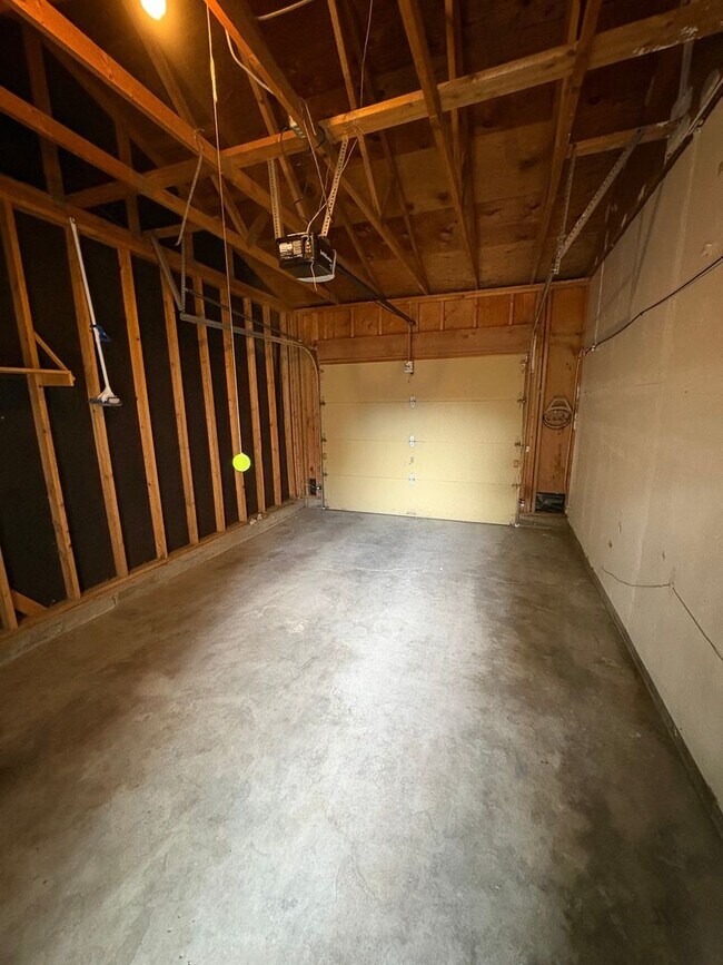 Building Photo - Updated **2 Bedroom | 1.5 Bath | 1-Car Garage Townhome**