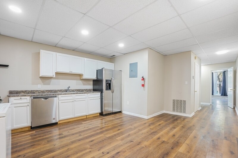 Building Photo - 2645 N Charles St