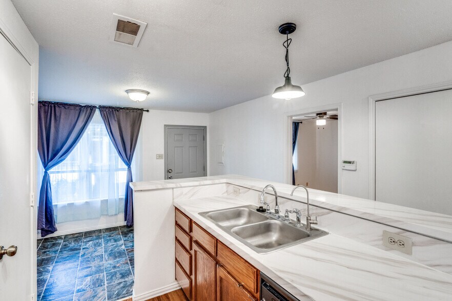 Building Photo - 511 Post Oak Ln