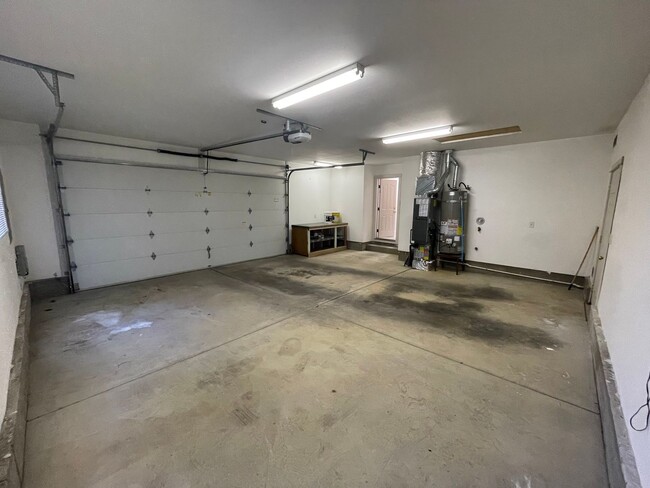 Building Photo - Lovely 3 Bed 2 Bath House in River Road Area