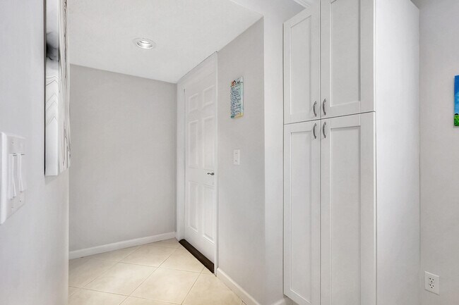 Building Photo - 5059 N Hwy A1A