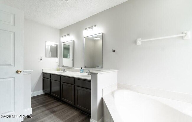 Building Photo - 557 Grand Parke Dr