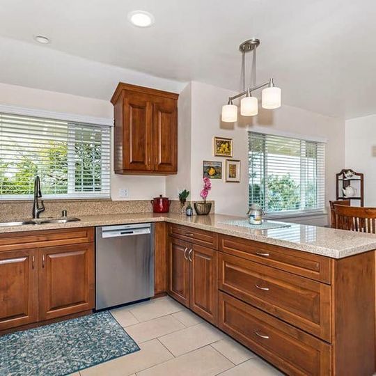 Kitchen Bar - 3705 Putter Dr