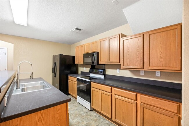 Building Photo - Spacious 4 Bedroom Home in Prime Medical Center Location