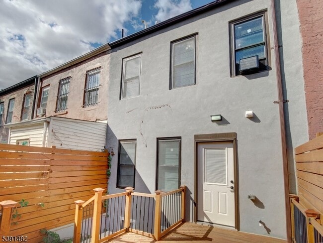Building Photo - 16 Eagles St