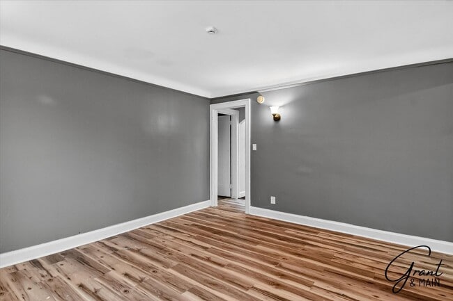 Building Photo - $1550 4 bedrooms