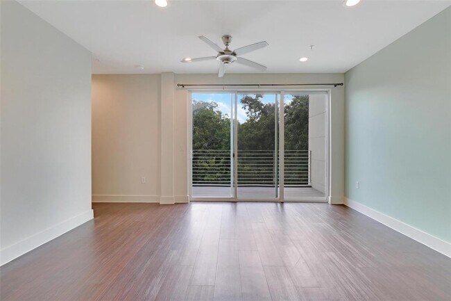 Building Photo - 604 N Bluff Dr