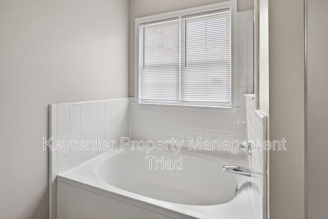 Building Photo - 701 Ashcroft Rd