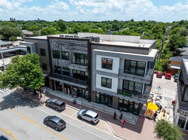 Building Photo - 1455 W Magnolia Ave