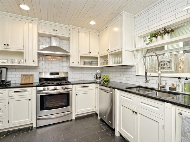 Building Photo - 509 E 43rd St