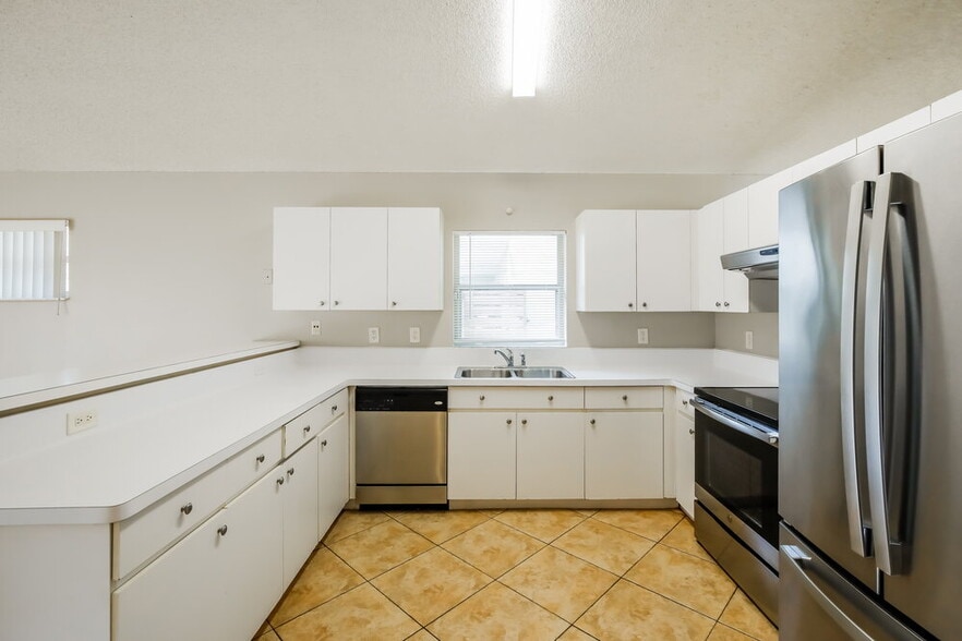 Building Photo - 6642 NW 42nd Ave