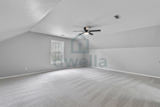 Building Photo - "Charming 3-Bedroom Retreat with 2.5 Baths...