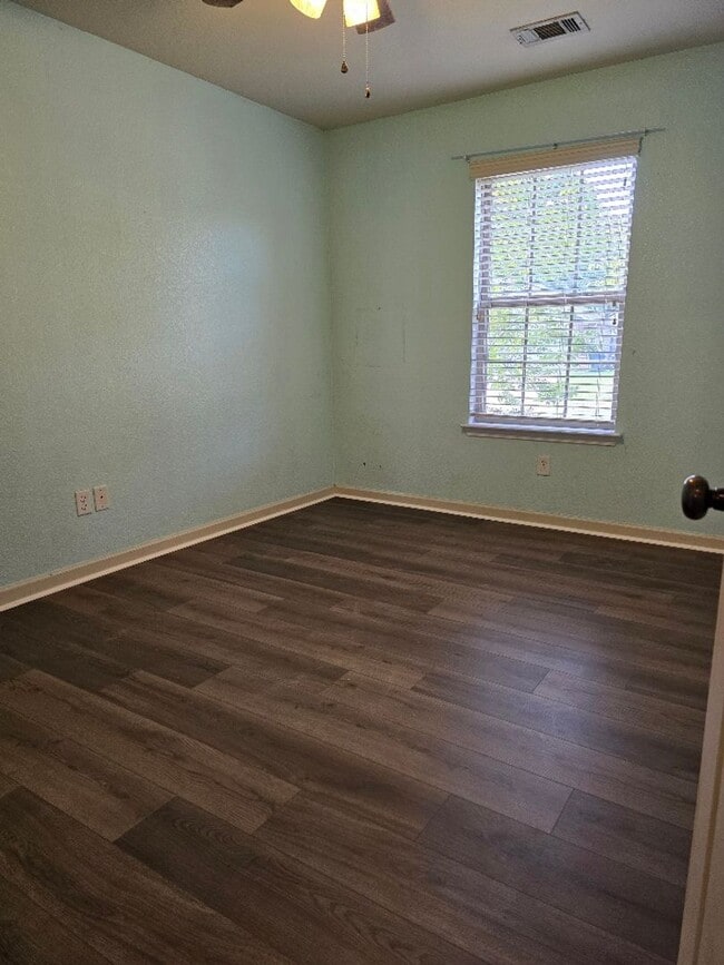 Building Photo - Family Home in LHSD