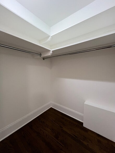 Building Photo - 140 E 46th St