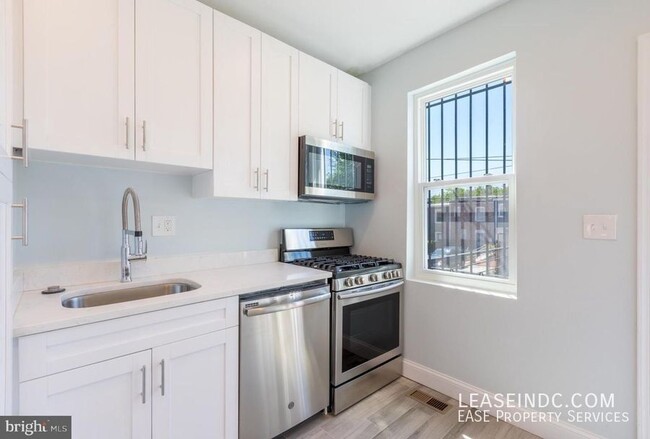 Building Photo - 624 Irving St NW