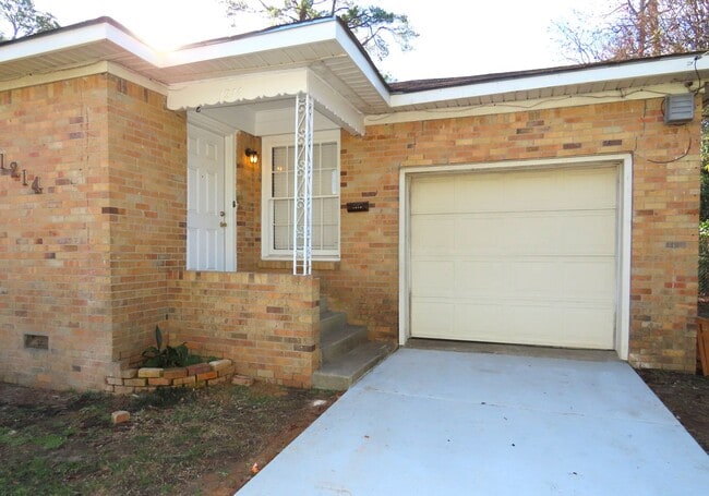 Building Photo - Lovely Updated 3 Bedroom, 2 Bath House in ...