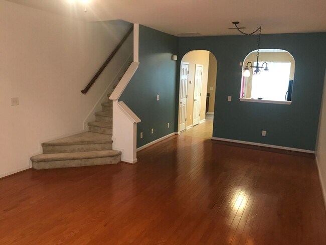 Building Photo - **Charming 2/2.5 Burlington Townhome**