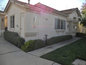 Building Photo - Charming Folsom Cluster Home Community near Oak Ave & East Bidwell