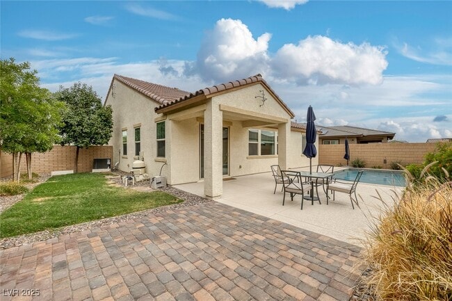 Primary Photo - 489 Intonation St