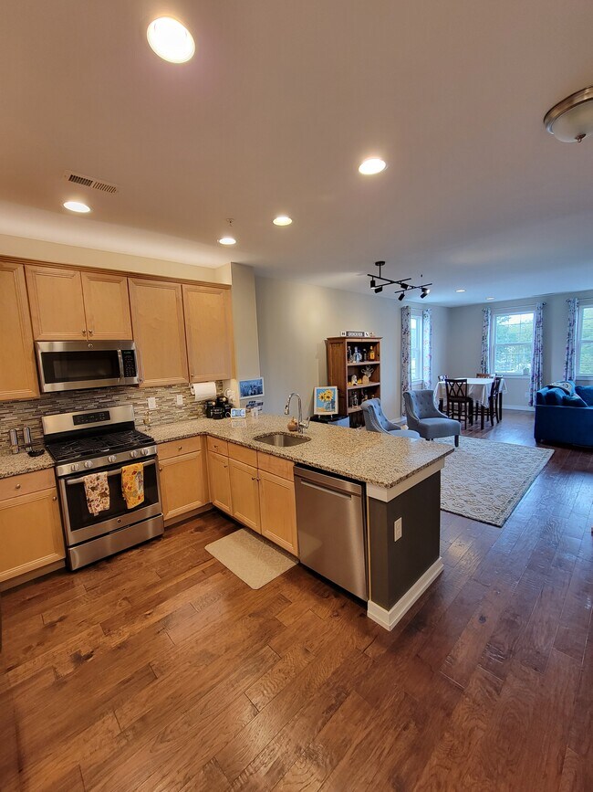 Building Photo - 121B Hagen Dr
