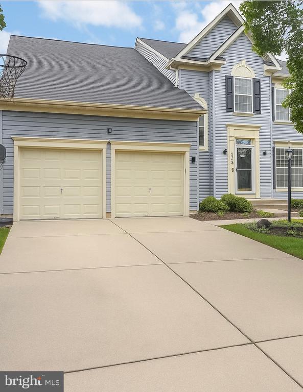 Building Photo - 8019 Moss Bank Dr
