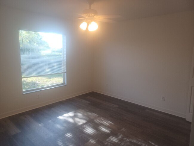 Building Photo - Freshly painted interior and BRAND NEW LVP...