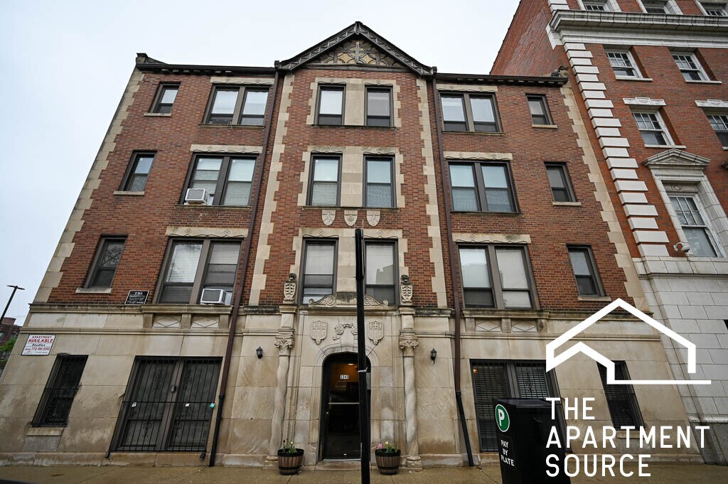 Building Photo - 3345 N Marshfield Ave