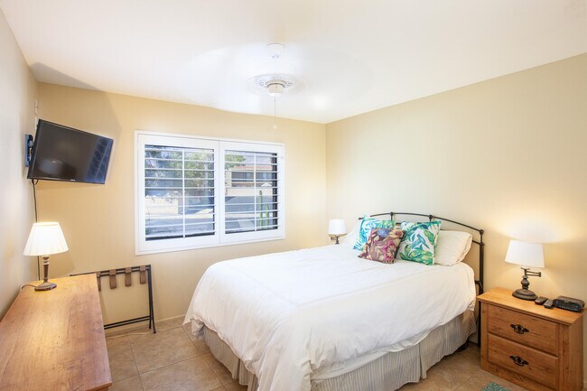 Building Photo - 2348 Los Coyotes Dr