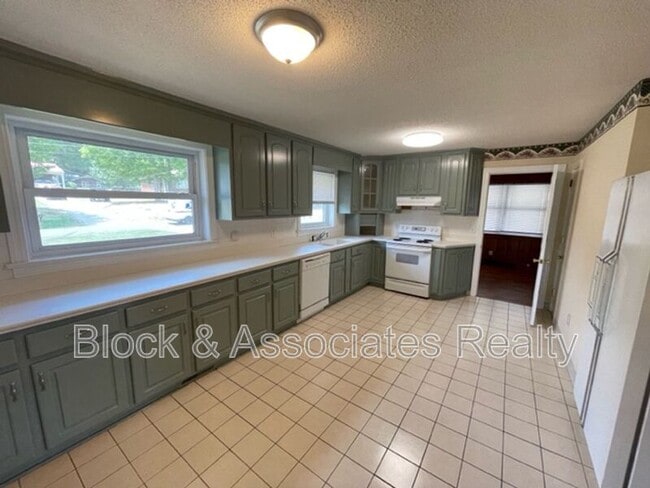 Building Photo - 1542 N Tremont Dr