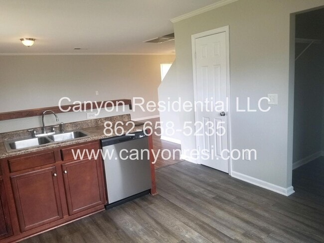 Building Photo - 103 Dormont Dr NE
