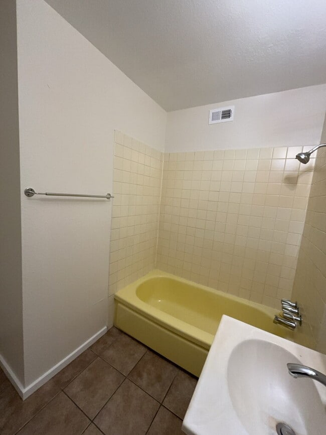 Building Photo - ** 2 WEEKS FREE RENT SPECIAL ** (ask for detailed information about promo) ***OWNER IS WILLING TO...