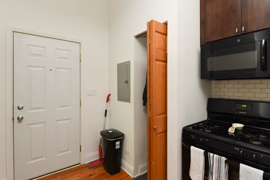 Building Photo - 4504 N Paulina St