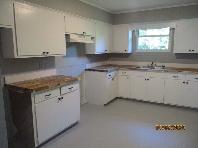 Building Photo - Affordable Ground-Level Living in Greenwood