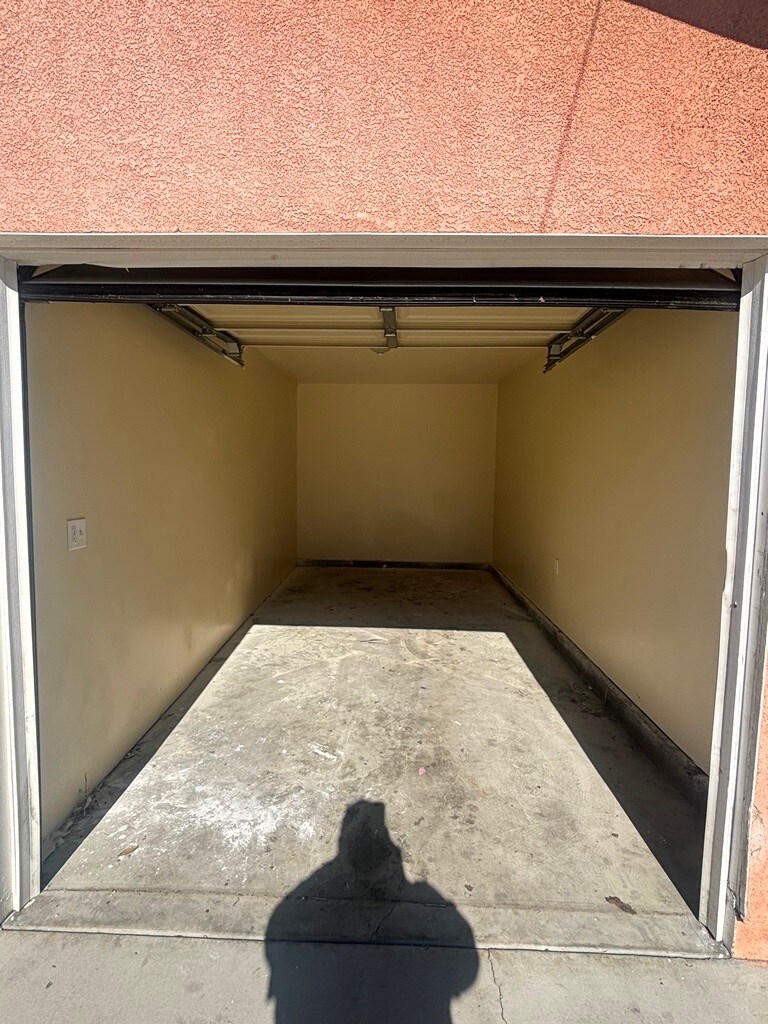 Building Photo - 325 E 60th St