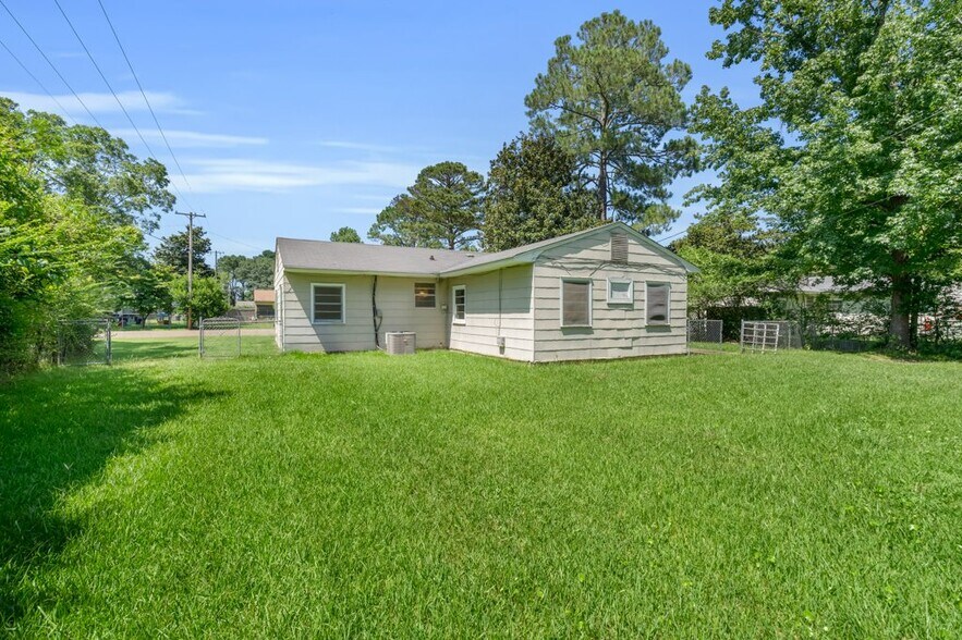 Building Photo - 706 Cypress St