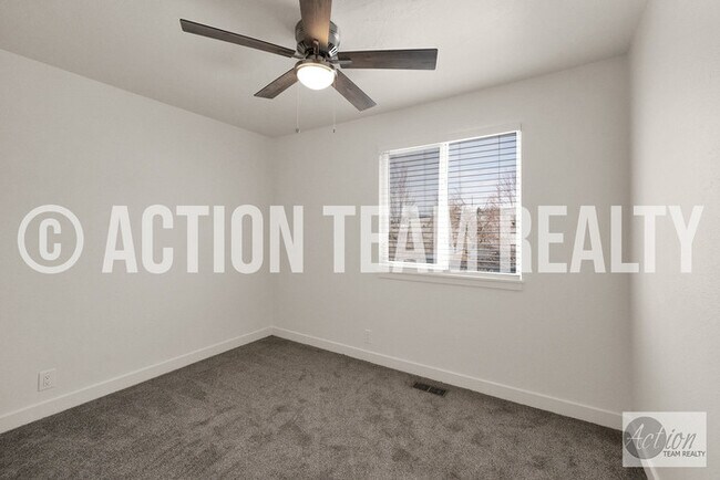 Building Photo - Remodeled Townhome in Cottonwood Heights!