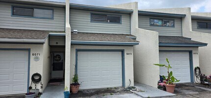 Building Photo - Here is your 3bed/3bath home on the water!