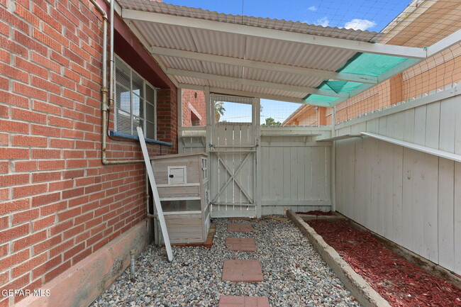 Building Photo - 325 Vista Hill Dr