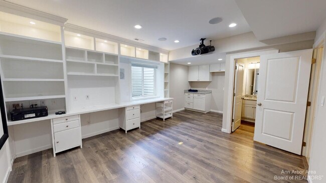 Building Photo - 2794 Ashcombe Dr.