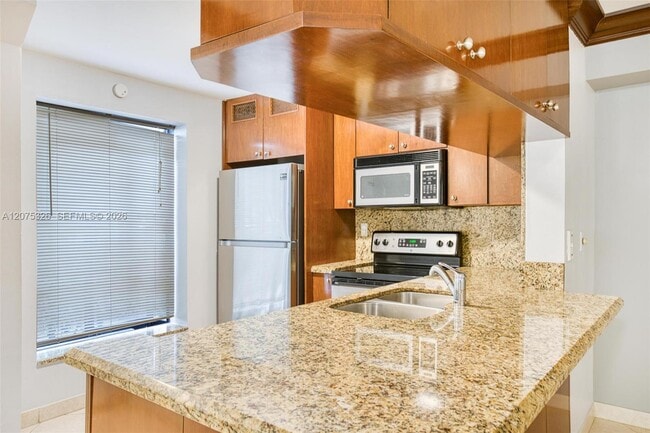 Building Photo - 709 Gardens Dr