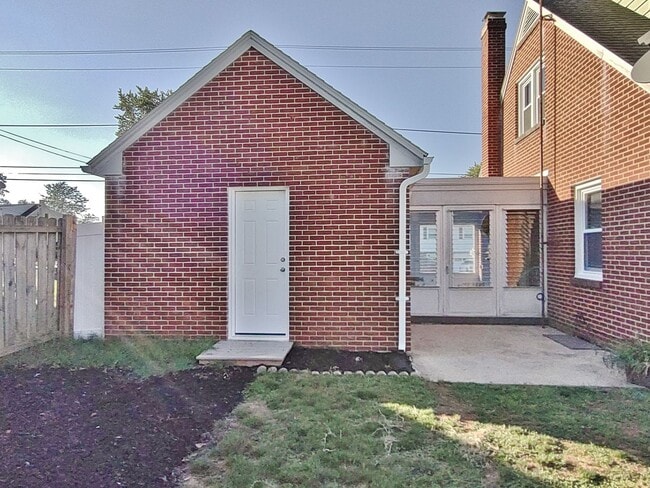 Building Photo - 4 Bed / 2 Bath Single Family Home