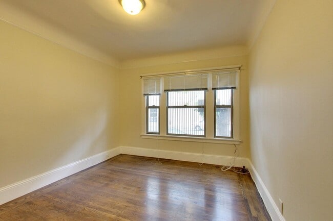 Building Photo - 2BR. Private Patio! Parking! DISHWASHER! On-Site LAUNDRY! HARDWOOD!