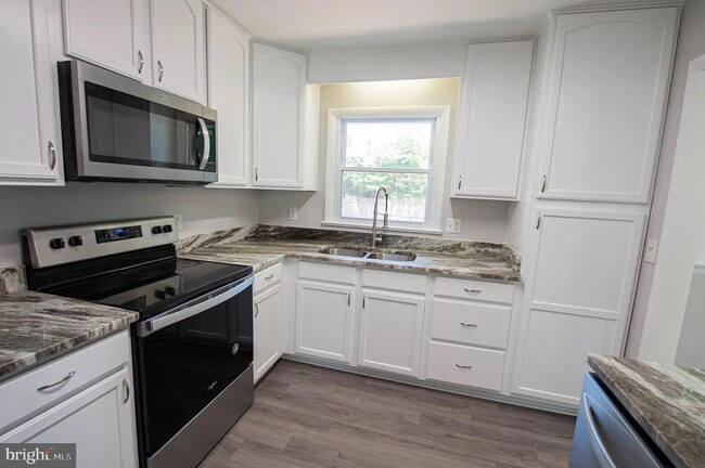 Building Photo - 421 Monticello Ave