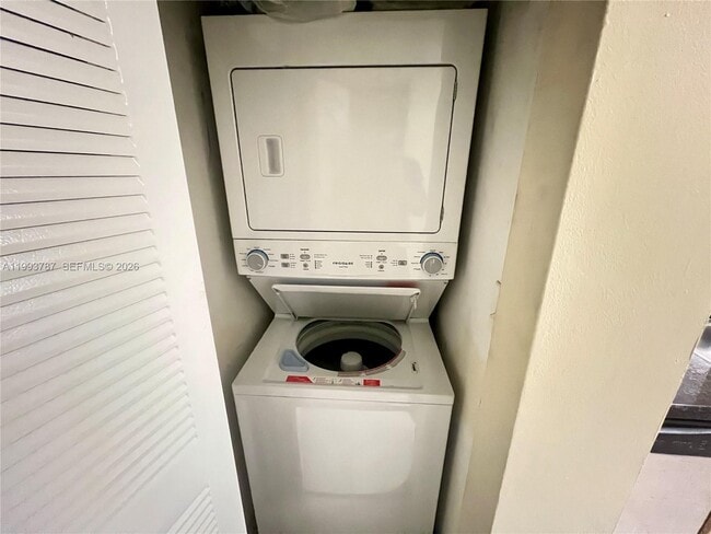 Building Photo - 530 S Park Rd