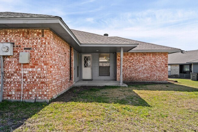 Building Photo - 2721 La Jolla Ct